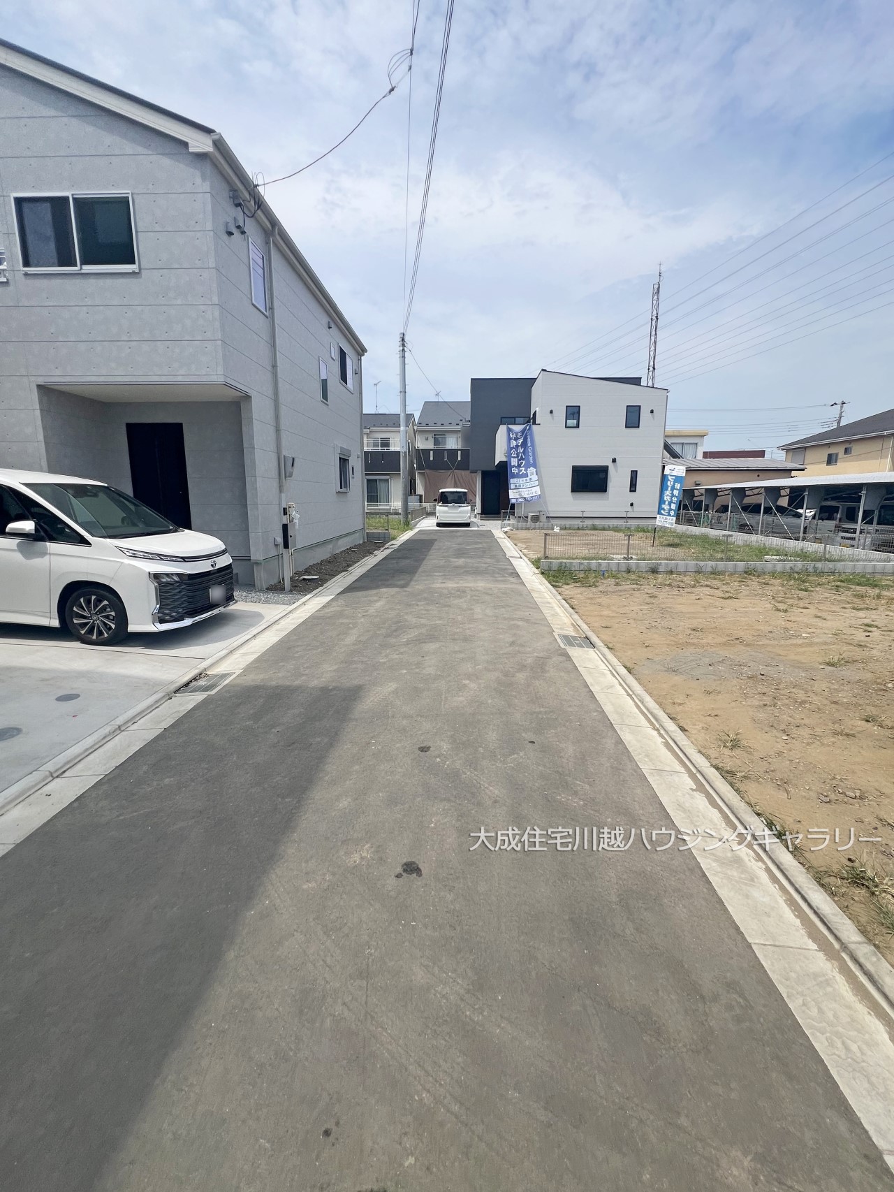 前面道路含む現地写真-前面道路（南東側４.２ｍ開発道路）　現地写真2024.8.8撮影