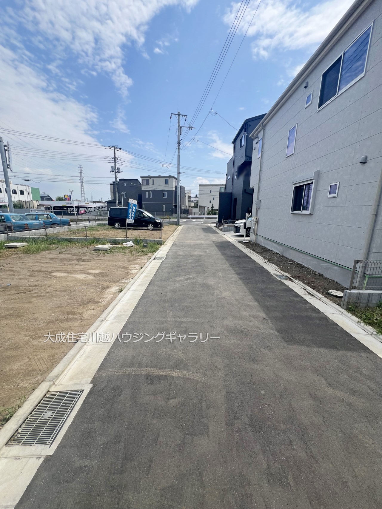 前面道路含む現地写真-前面道路（南東側４.２ｍ開発道路）　現地写真2024.8.8撮影