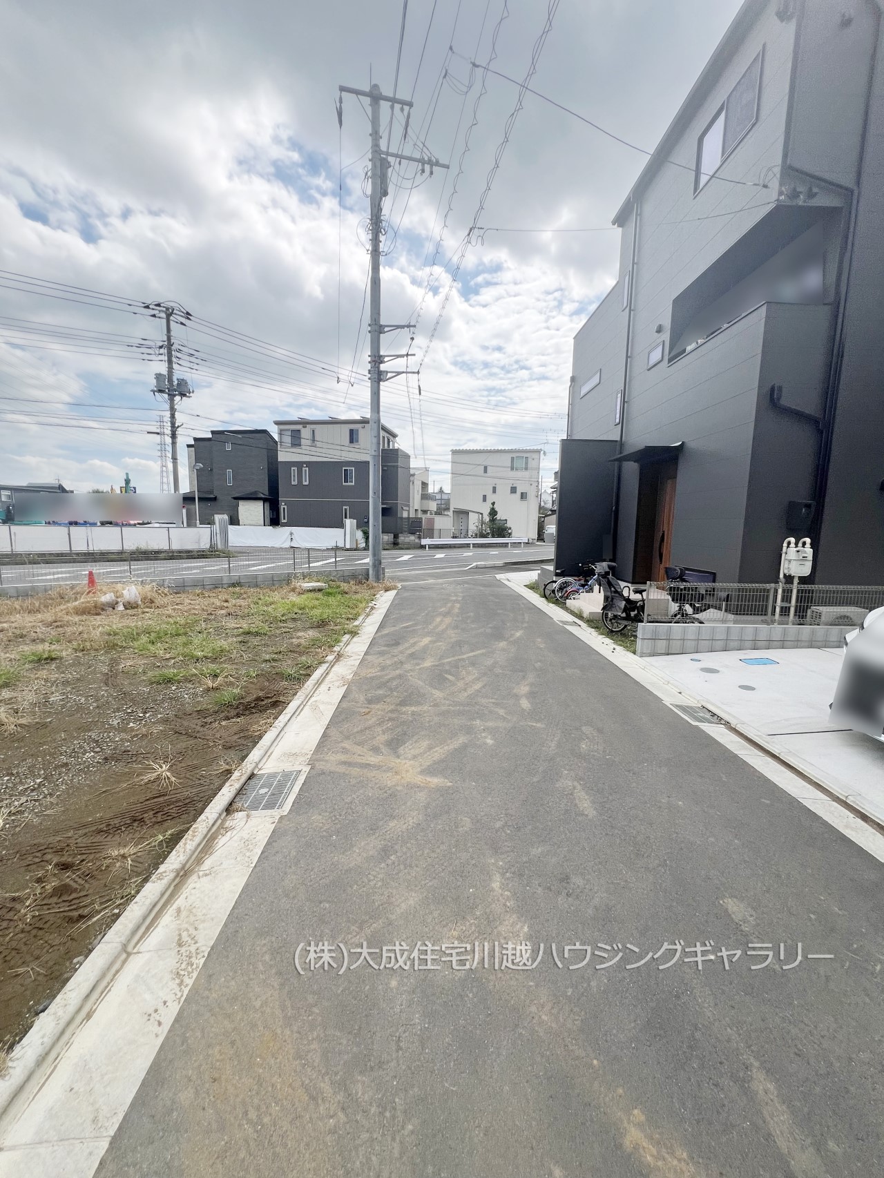 前面道路含む現地写真-前面道路（４.２ｍ開発道路）　５区画：現地写真2024.10.7撮影