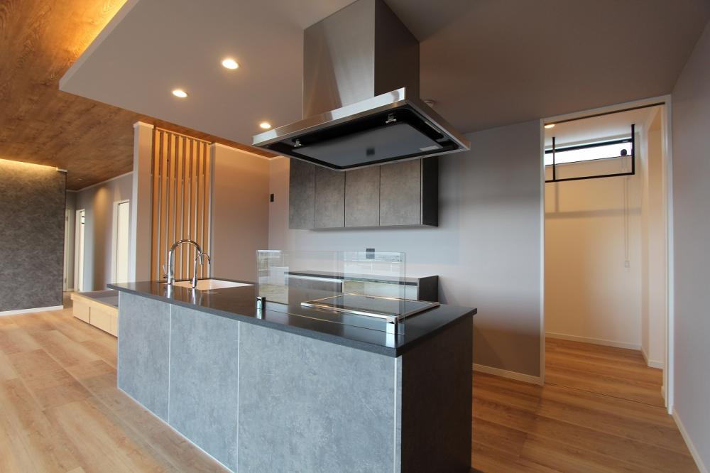 鶴ヶ島市 注文住宅：グレー×ウッドの大人モダンな平屋