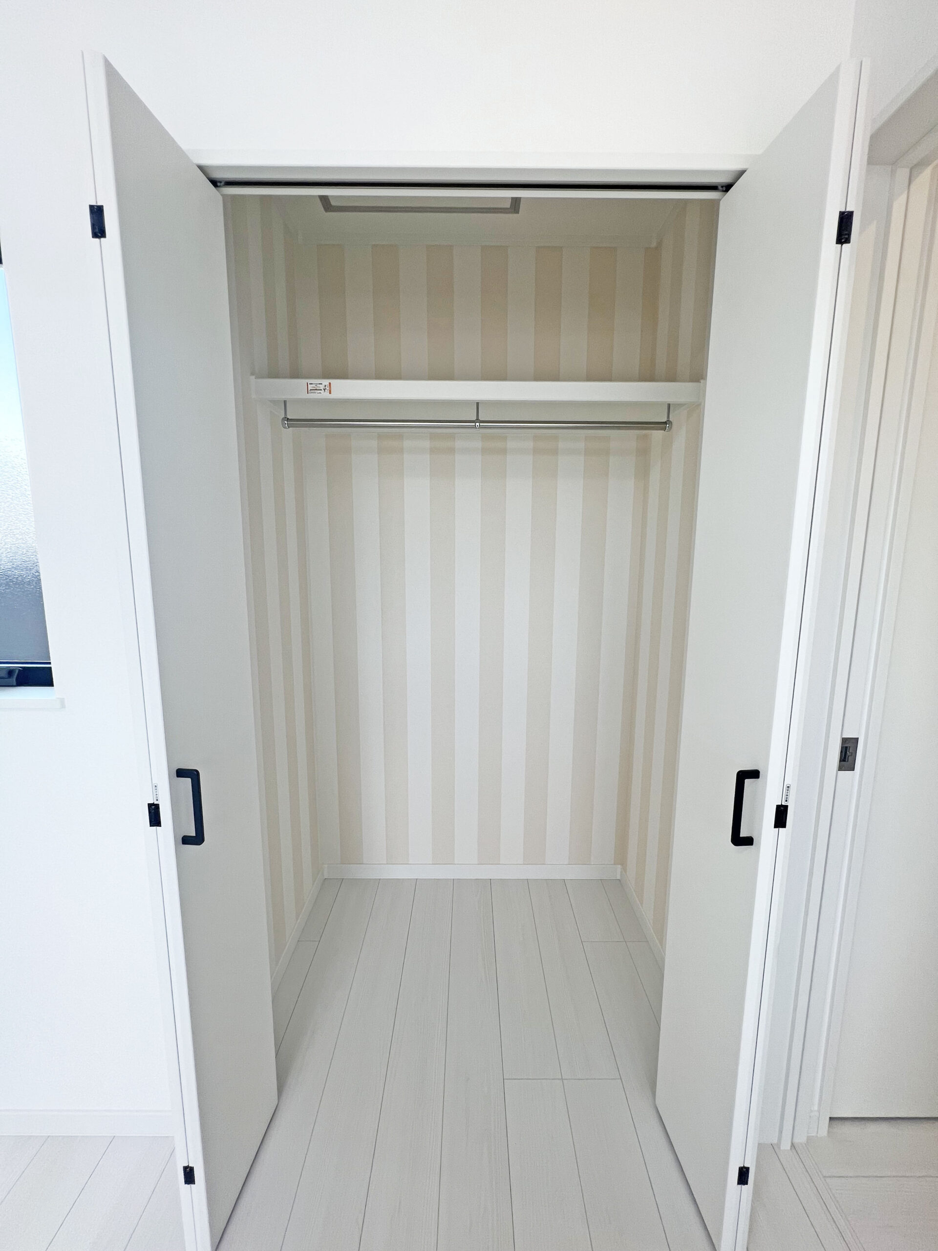 鶴ヶ島市 注文住宅：グレー×チェスナットのシンプルモダンな邸宅