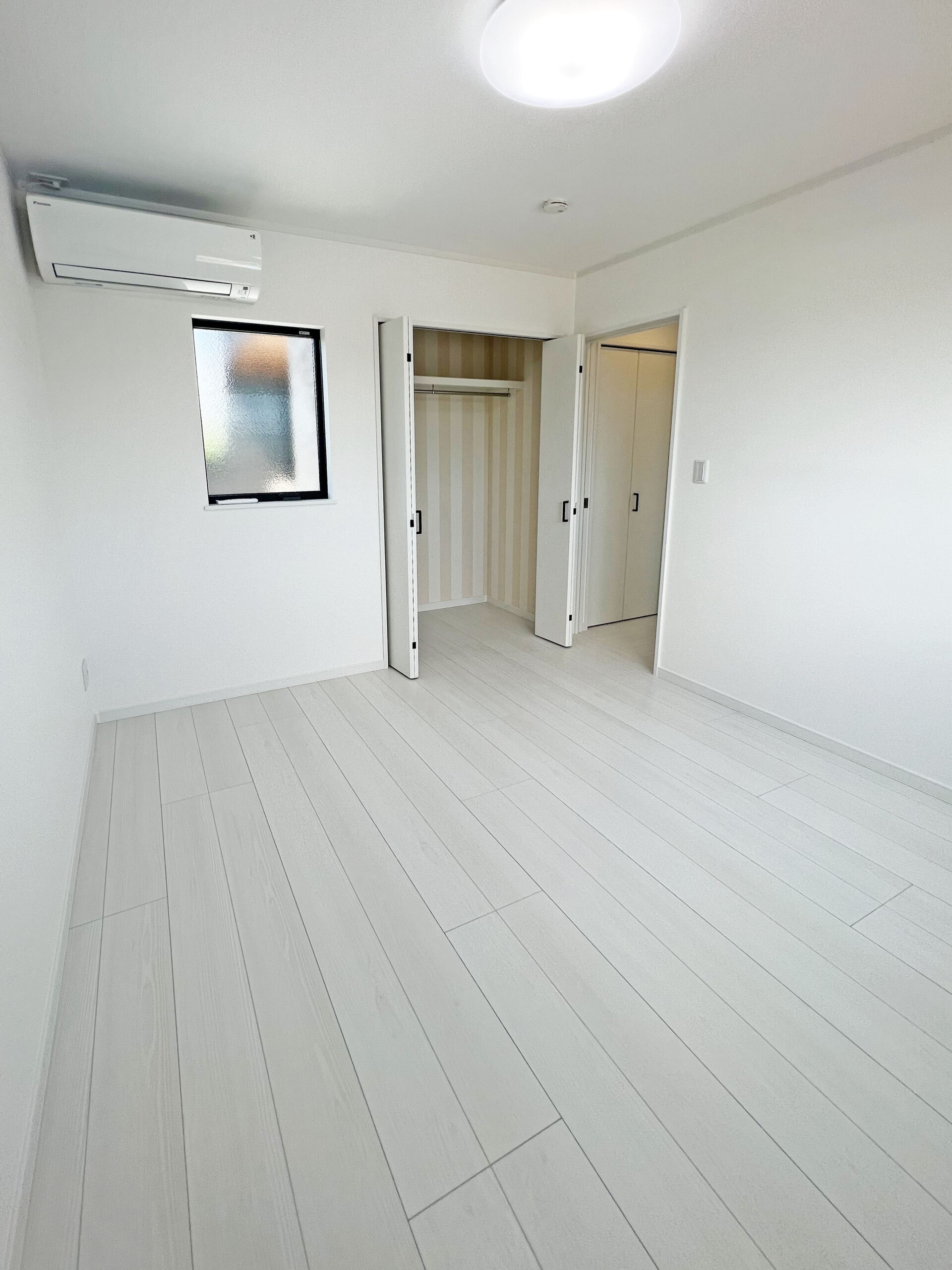 鶴ヶ島市 注文住宅：グレー×チェスナットのシンプルモダンな邸宅