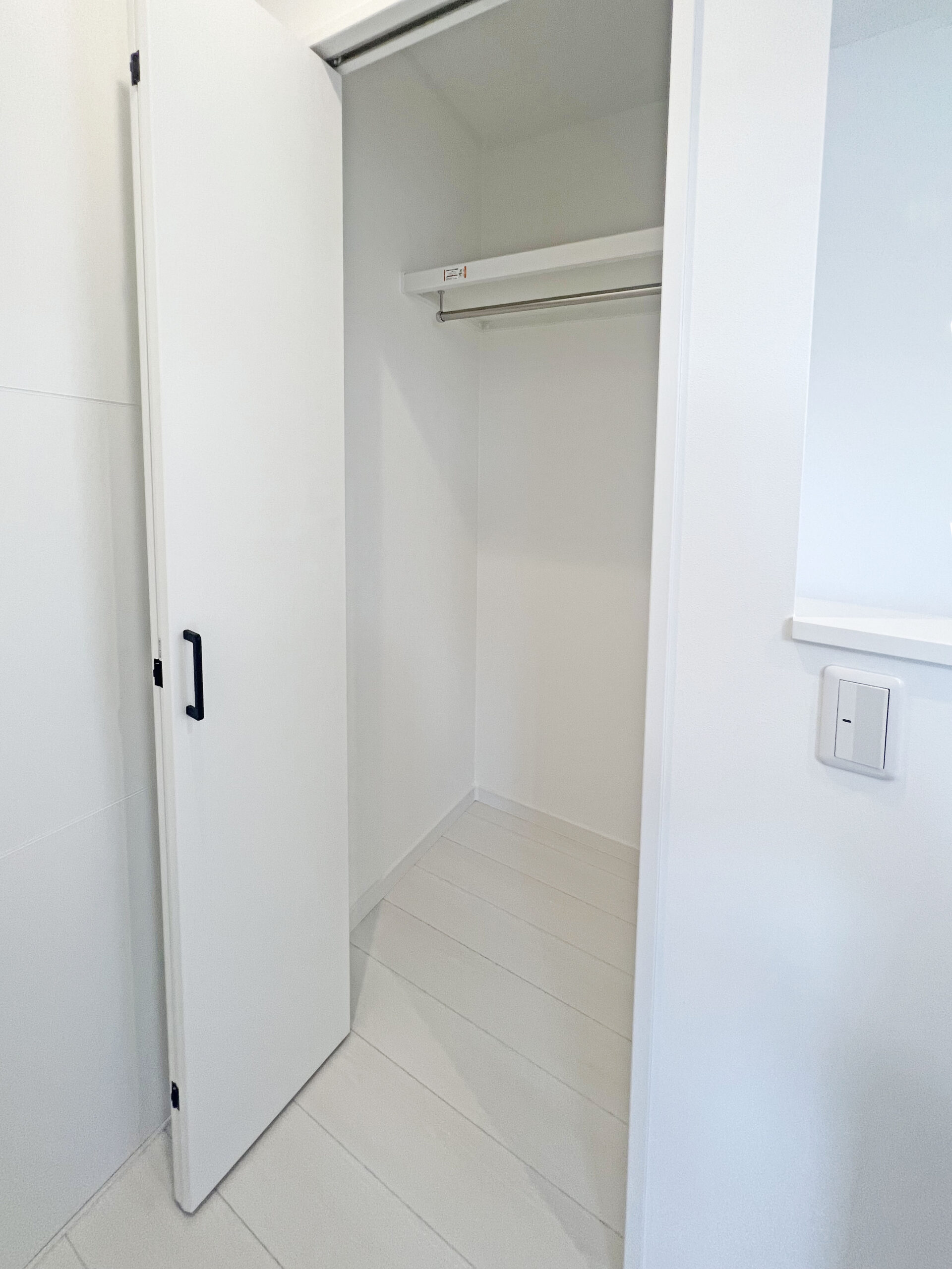 鶴ヶ島市 注文住宅：グレー×チェスナットのシンプルモダンな邸宅