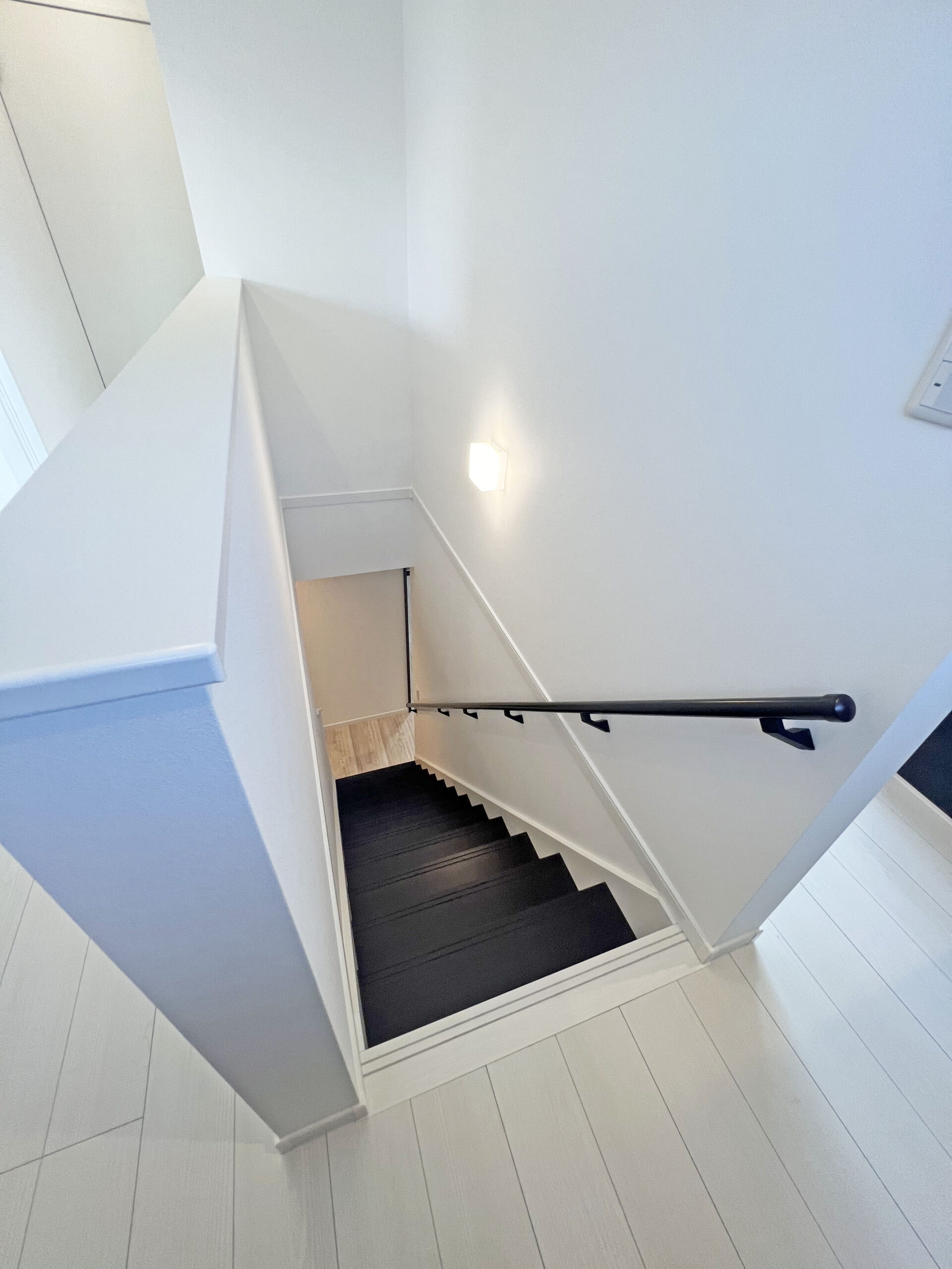 鶴ヶ島市 注文住宅：グレー×チェスナットのシンプルモダンな邸宅