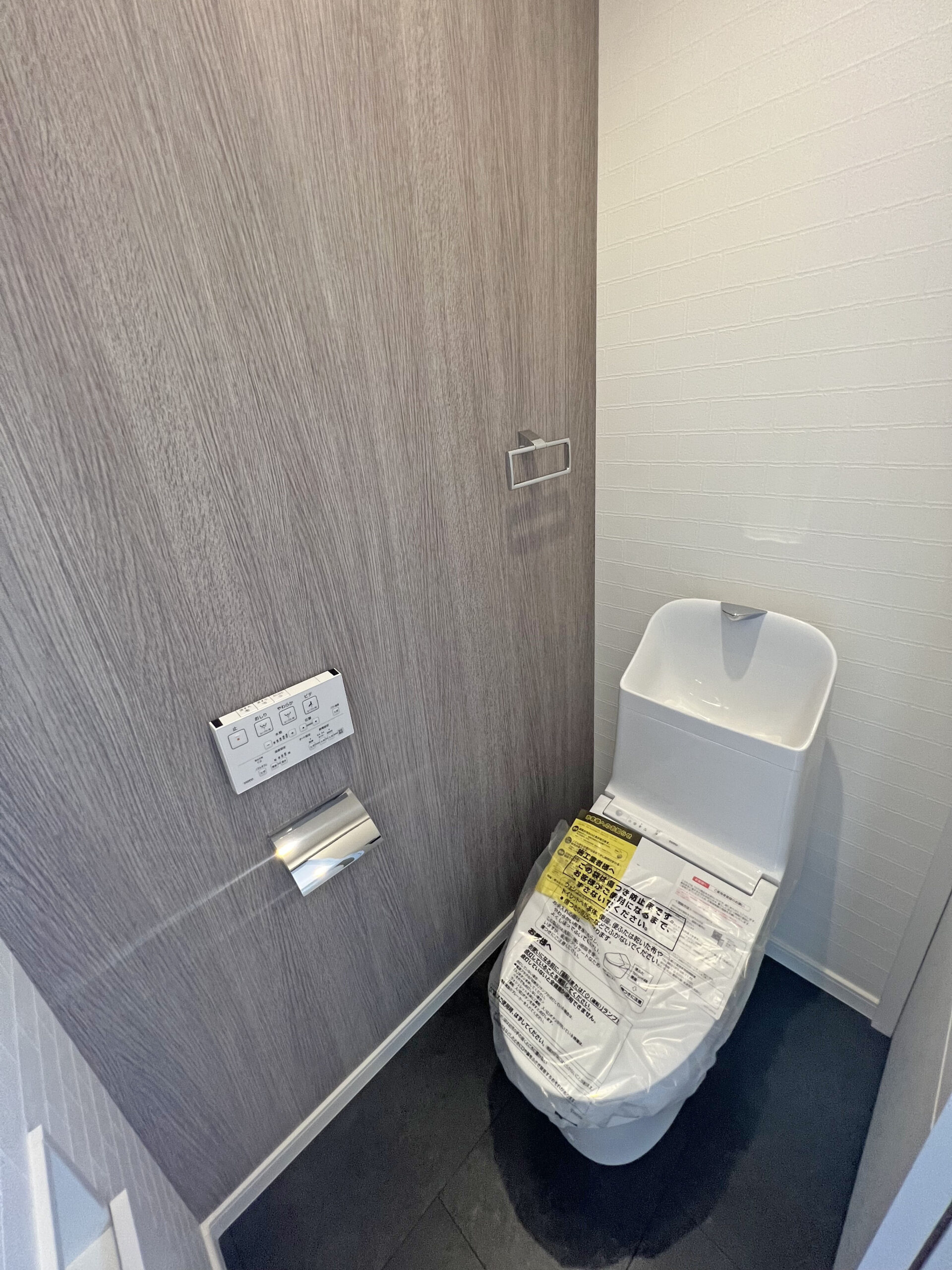 鶴ヶ島市 注文住宅：グレー×チェスナットのシンプルモダンな邸宅