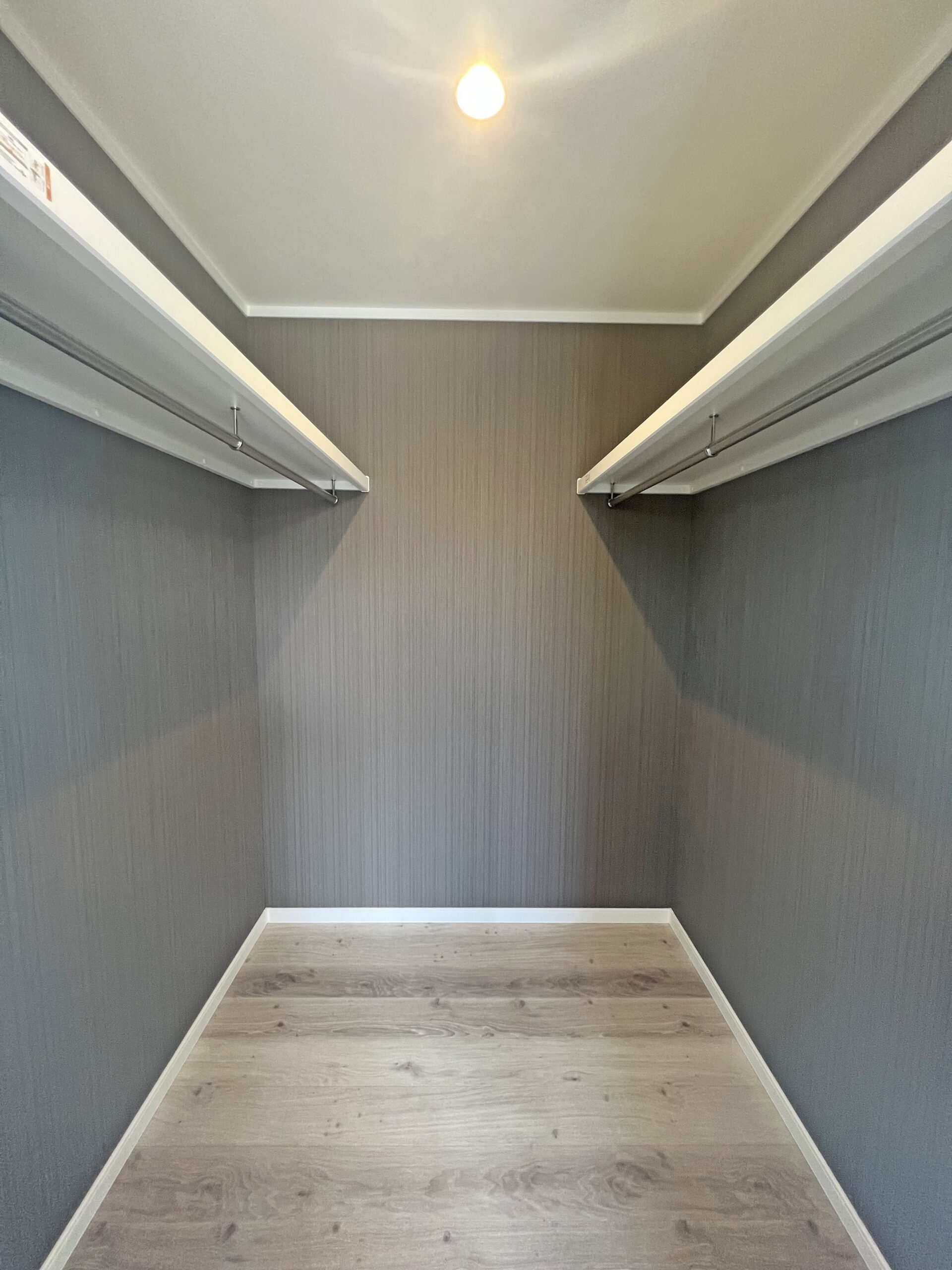 鶴ヶ島市 注文住宅：グレー×チェスナットのシンプルモダンな邸宅