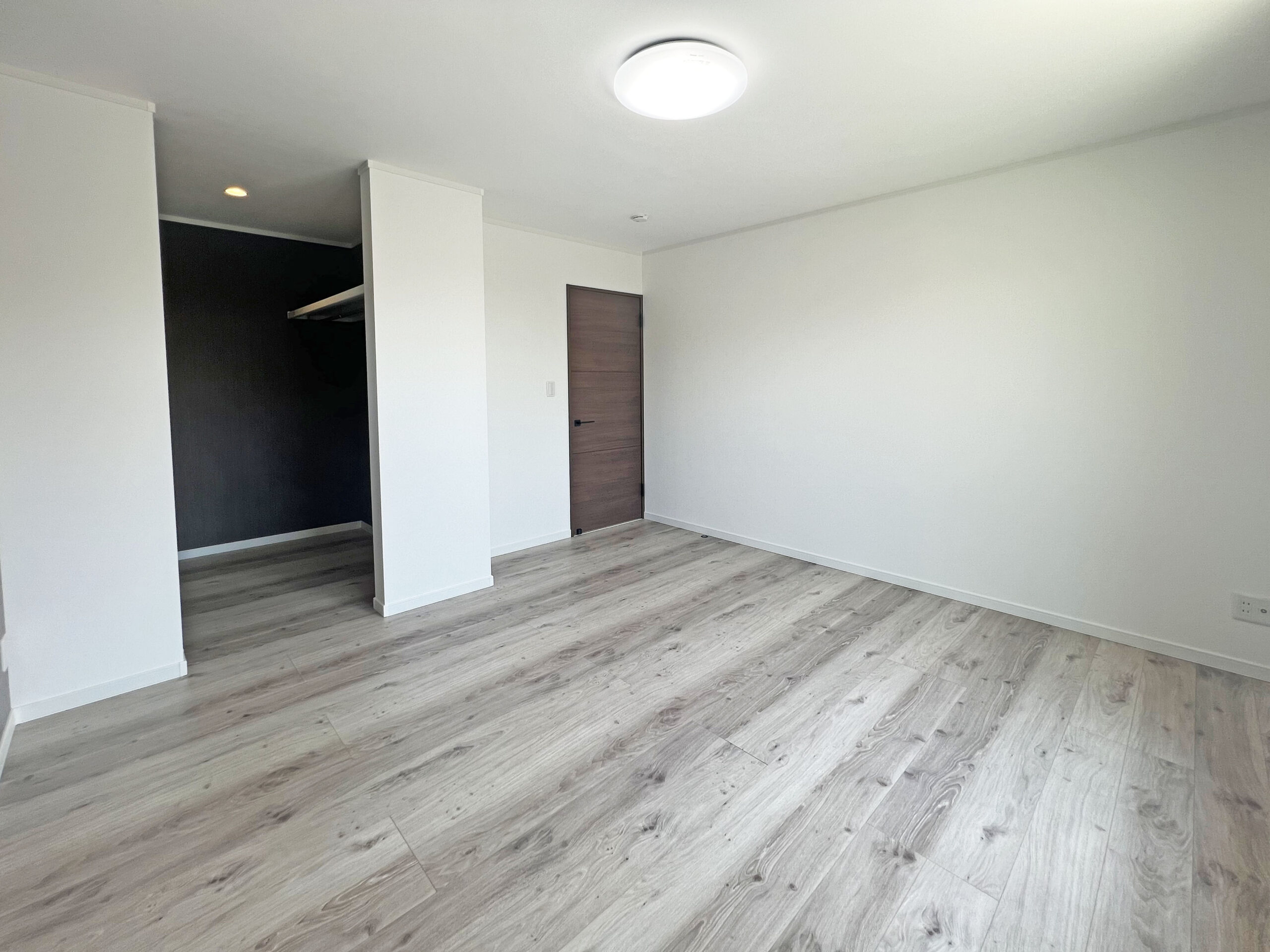 鶴ヶ島市 注文住宅：グレー×チェスナットのシンプルモダンな邸宅