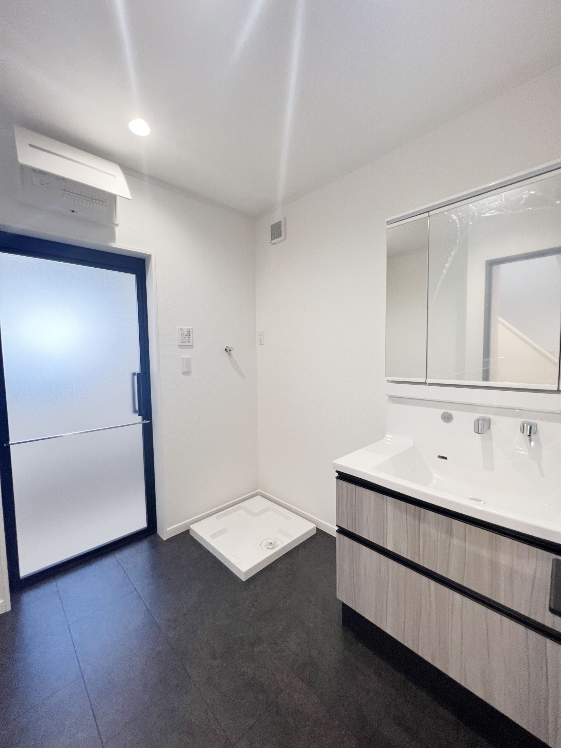 鶴ヶ島市 注文住宅：グレー×チェスナットのシンプルモダンな邸宅