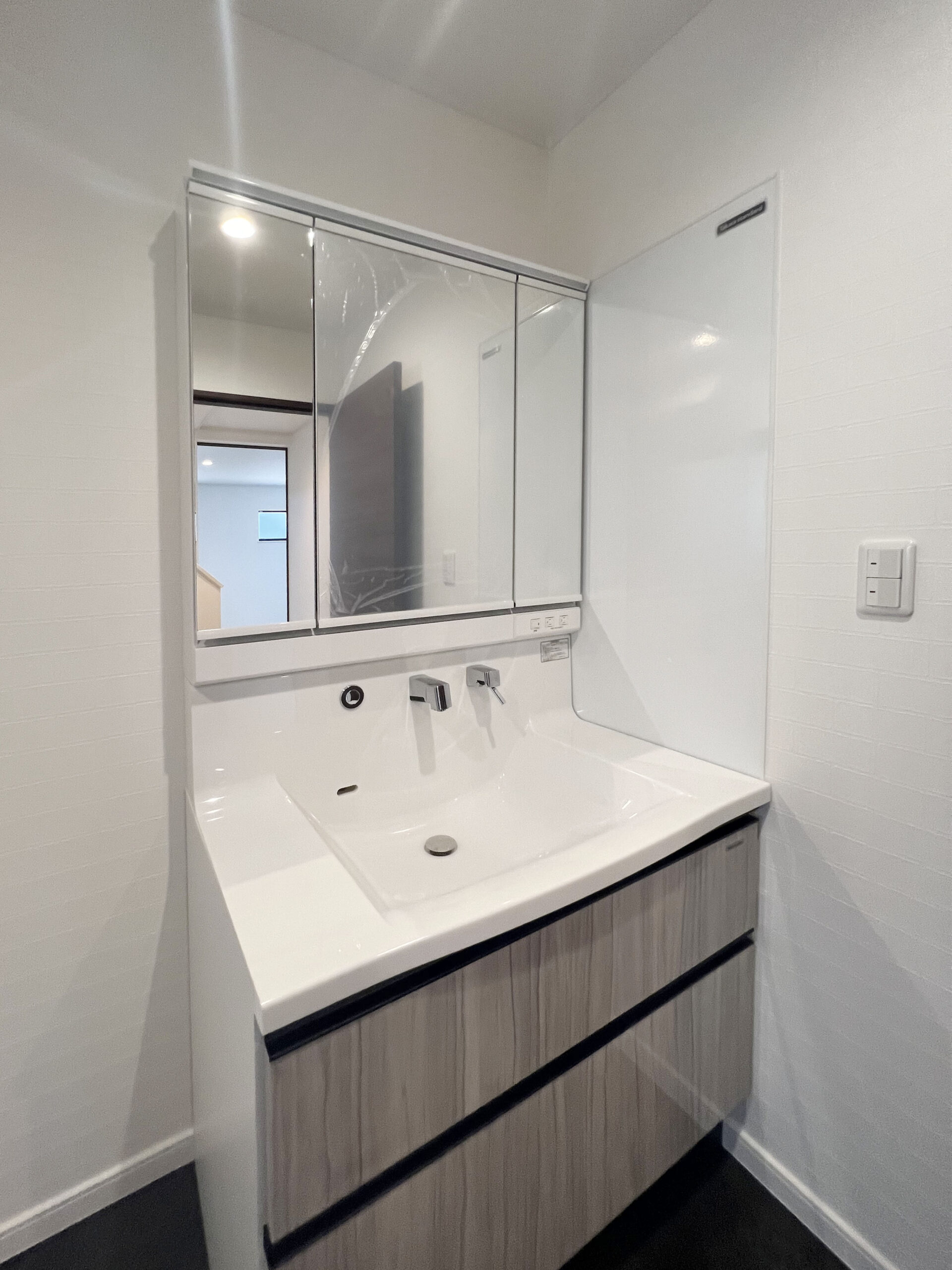 鶴ヶ島市 注文住宅：グレー×チェスナットのシンプルモダンな邸宅