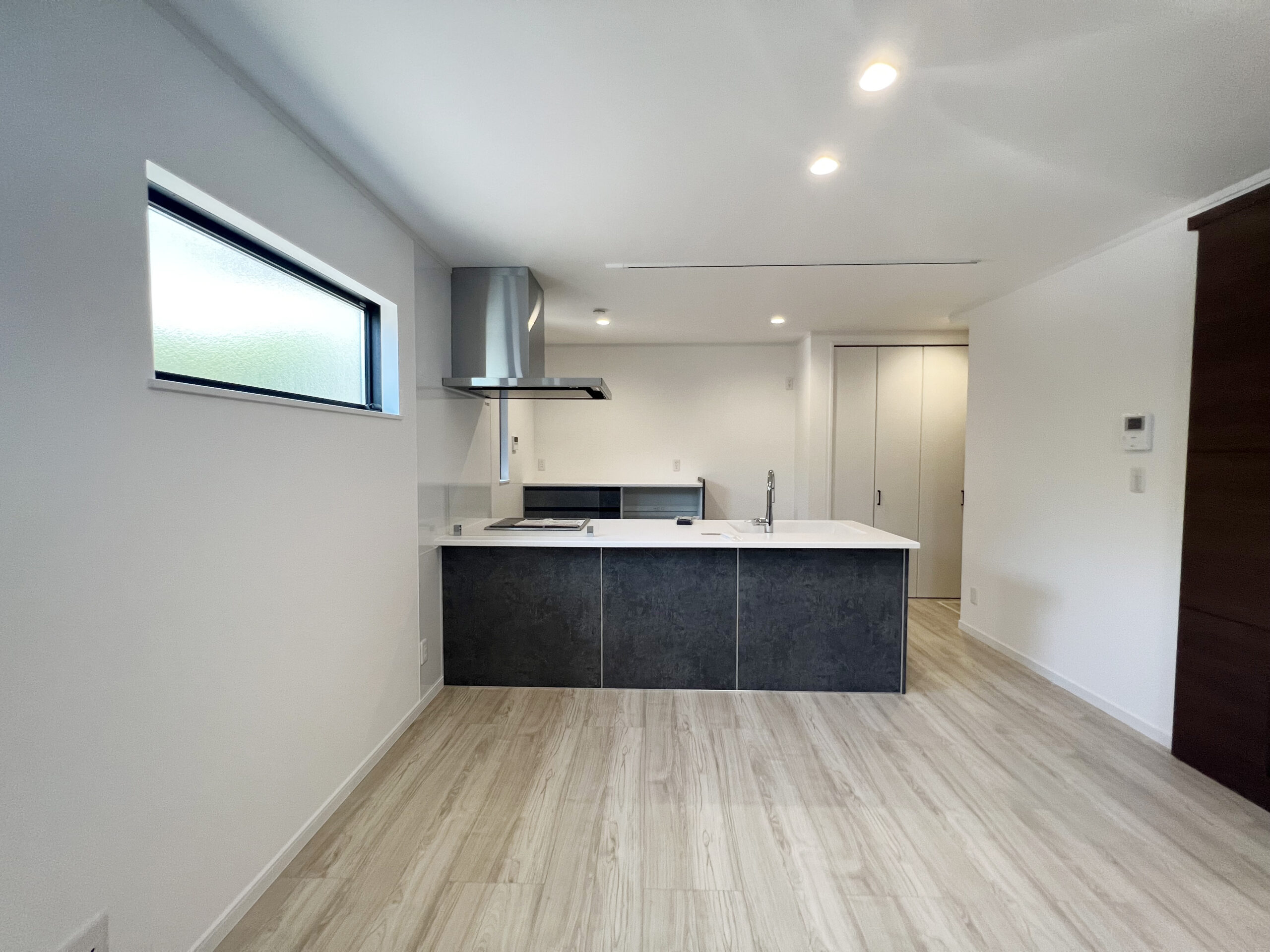 鶴ヶ島市 注文住宅：グレー×チェスナットのシンプルモダンな邸宅