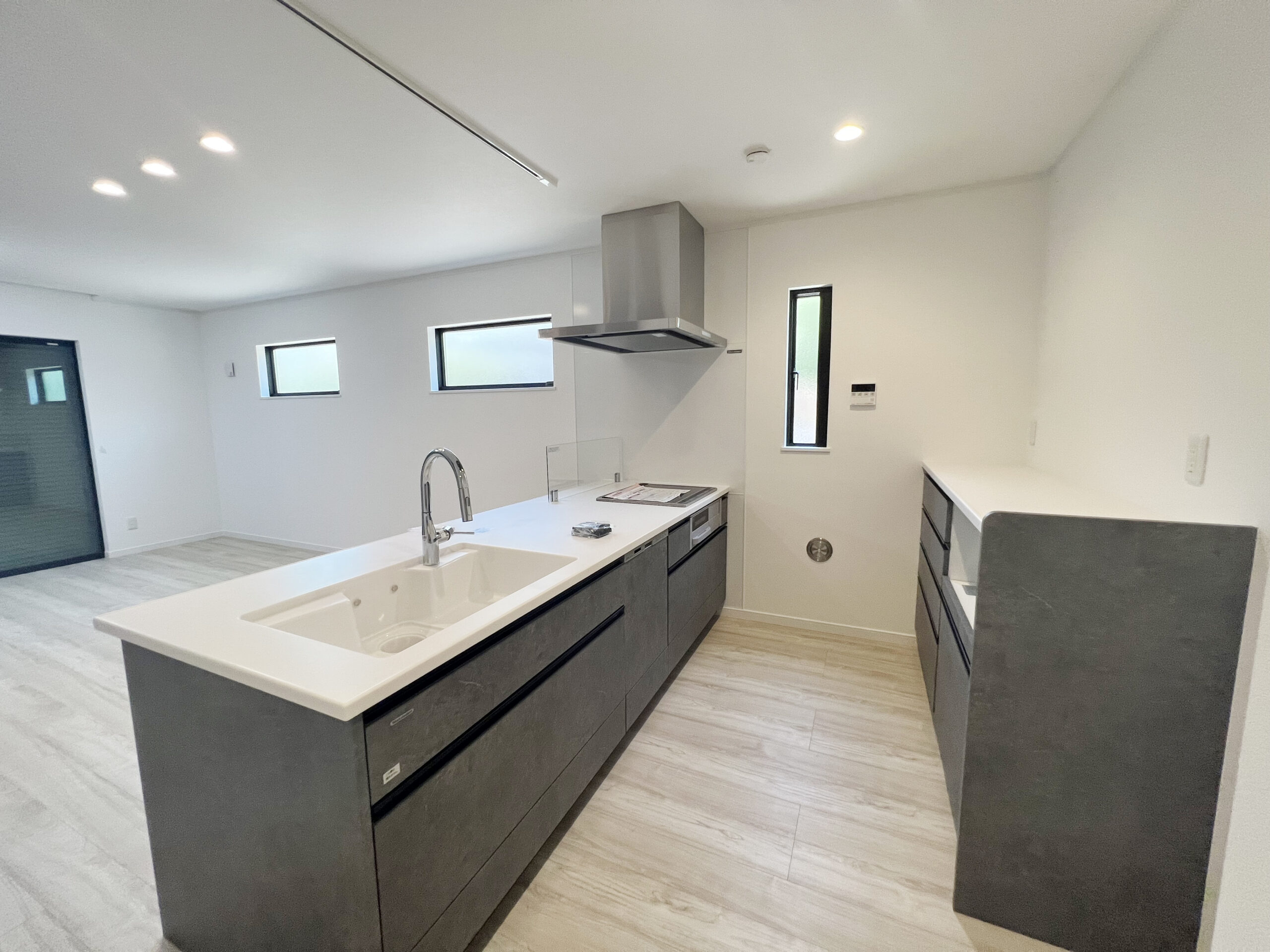 鶴ヶ島市 注文住宅：グレー×チェスナットのシンプルモダンな邸宅