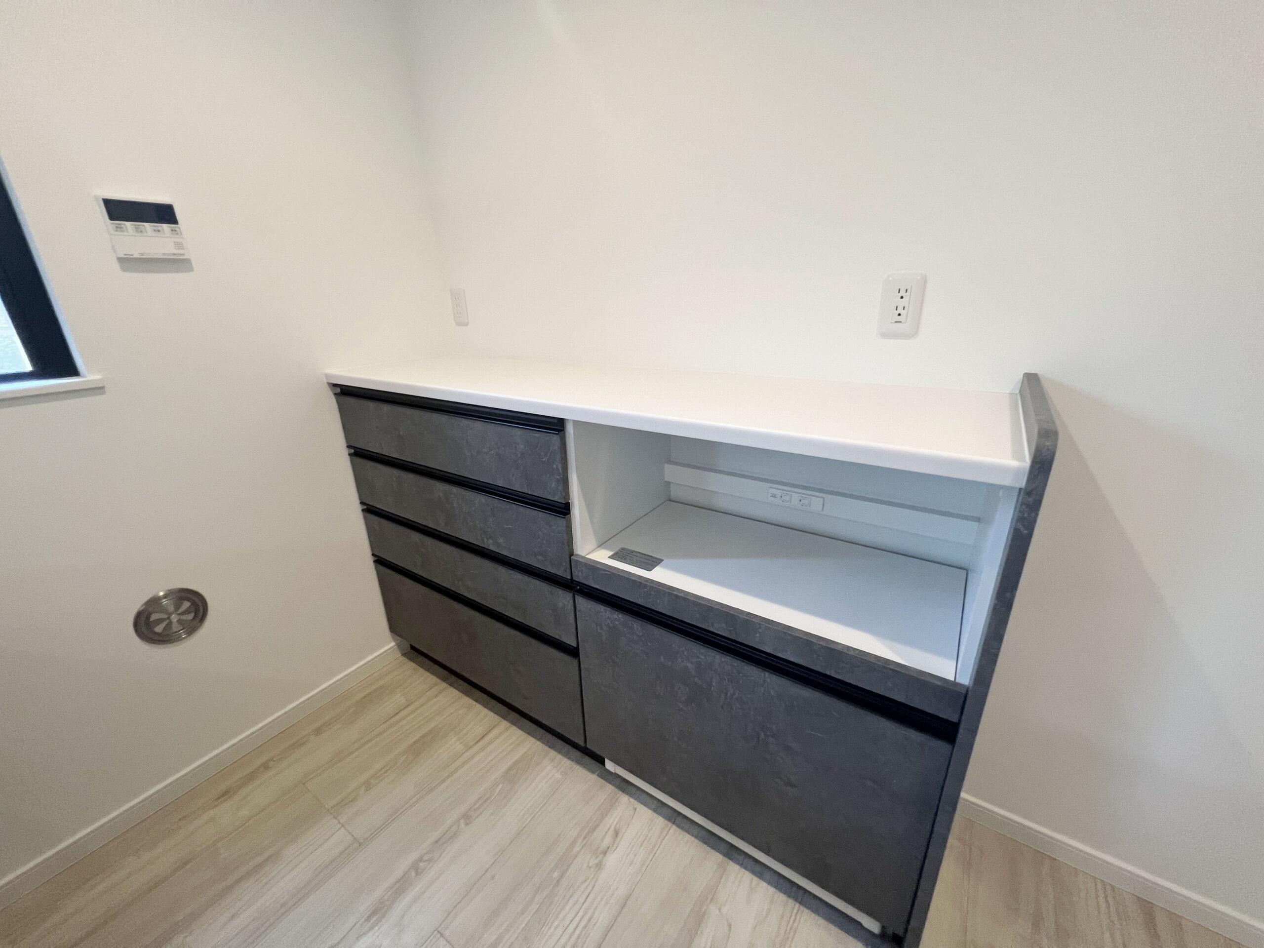 鶴ヶ島市 注文住宅：グレー×チェスナットのシンプルモダンな邸宅