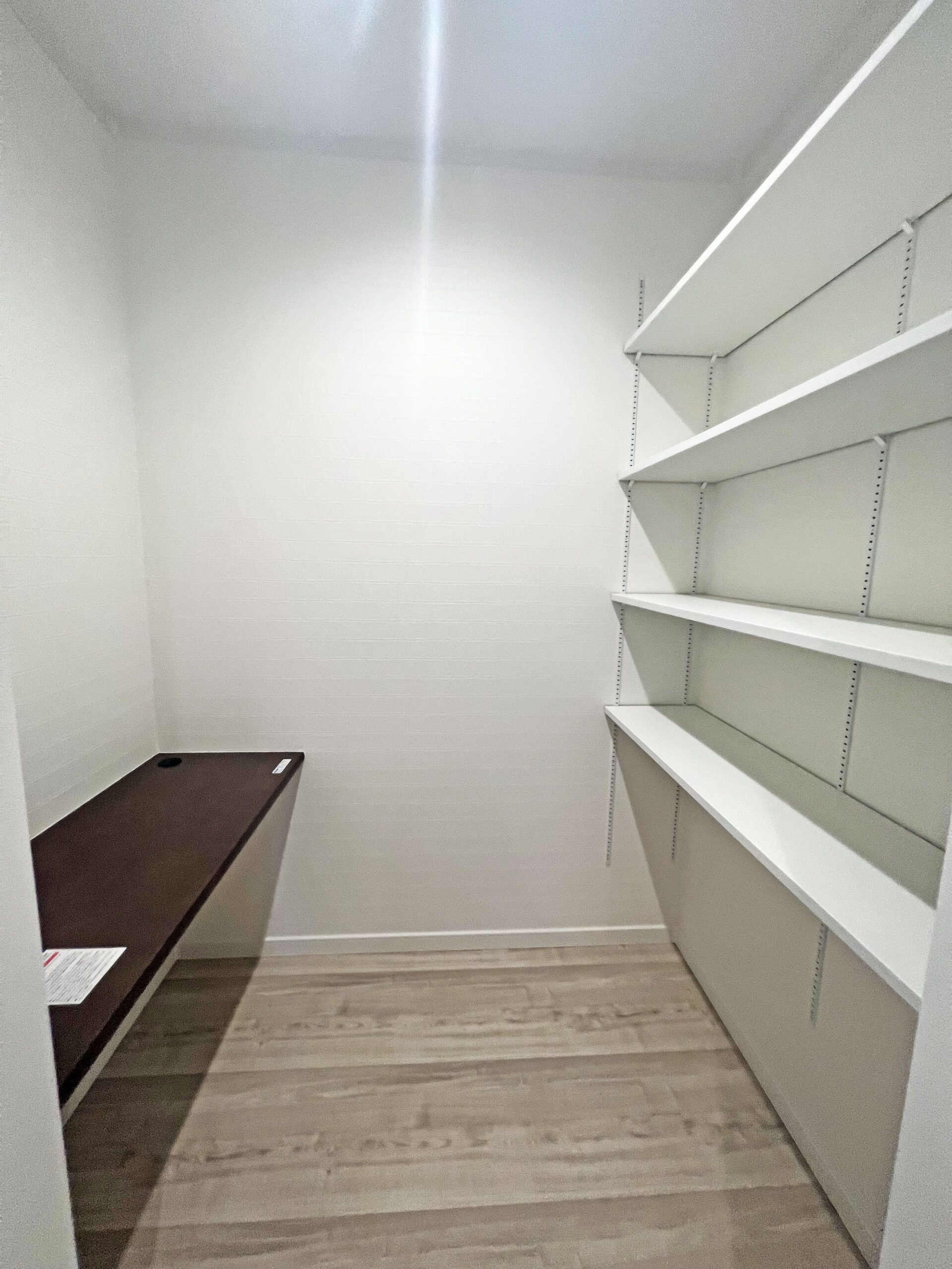 鶴ヶ島市 注文住宅：グレー×チェスナットのシンプルモダンな邸宅