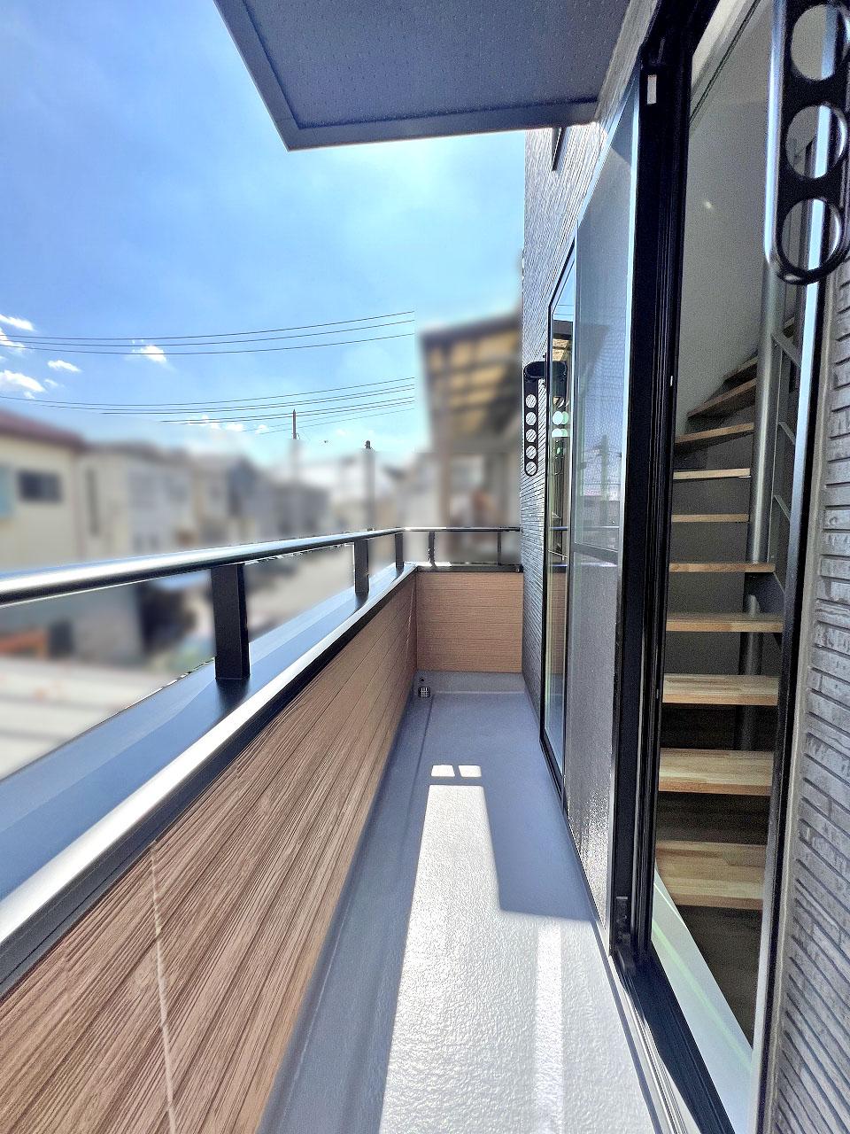 志木市 注文住宅：グレー×木目の外国風モダンハウス
