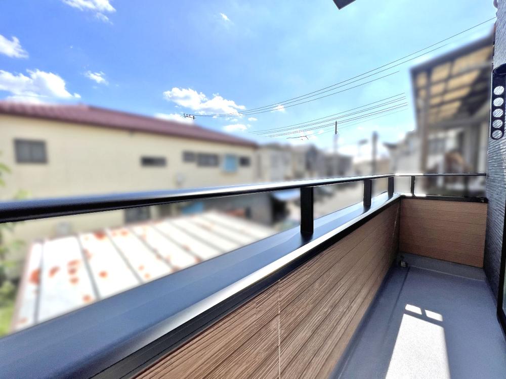 志木市 注文住宅：グレー×木目の外国風モダンハウス