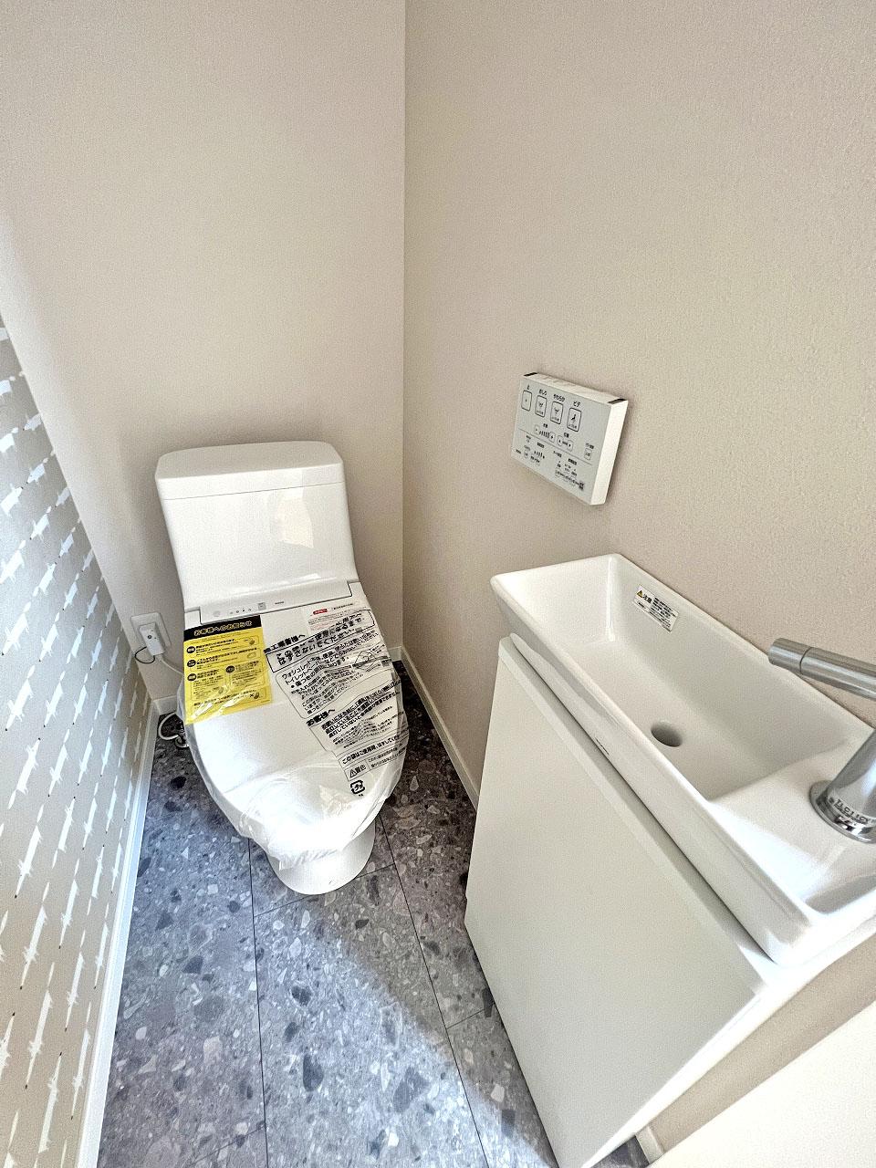 志木市 注文住宅：グレー×木目の外国風モダンハウス