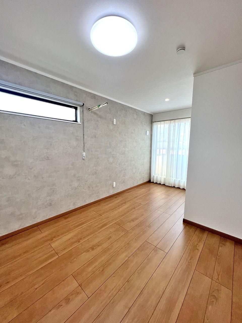 志木市 注文住宅：グレー×木目の外国風モダンハウス