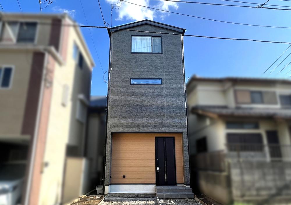 志木市 注文住宅：グレー×木目の外国風モダンハウス