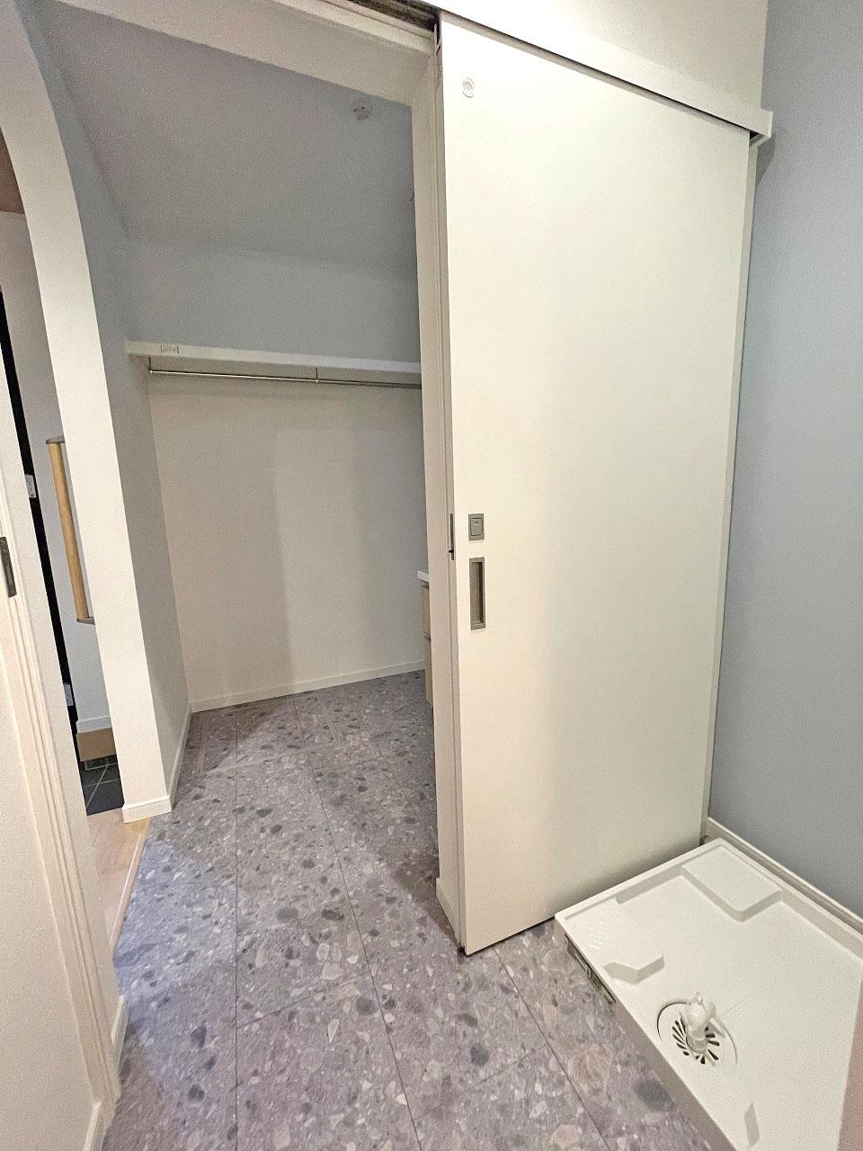 志木市 注文住宅：グレー×木目の外国風モダンハウス