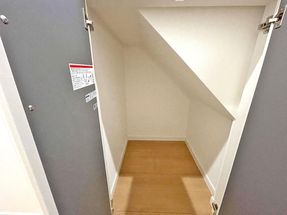 志木市 注文住宅：グレー×木目の外国風モダンハウス