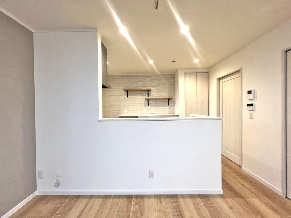 川越市 注文住宅：白×ブルー×ウッド　お洒落なカフェ風ハウス