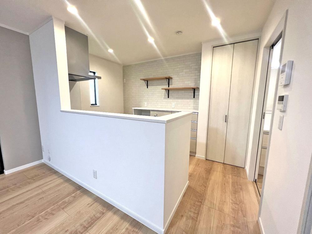 川越市 注文住宅：白×ブルー×ウッド　お洒落なカフェ風ハウス