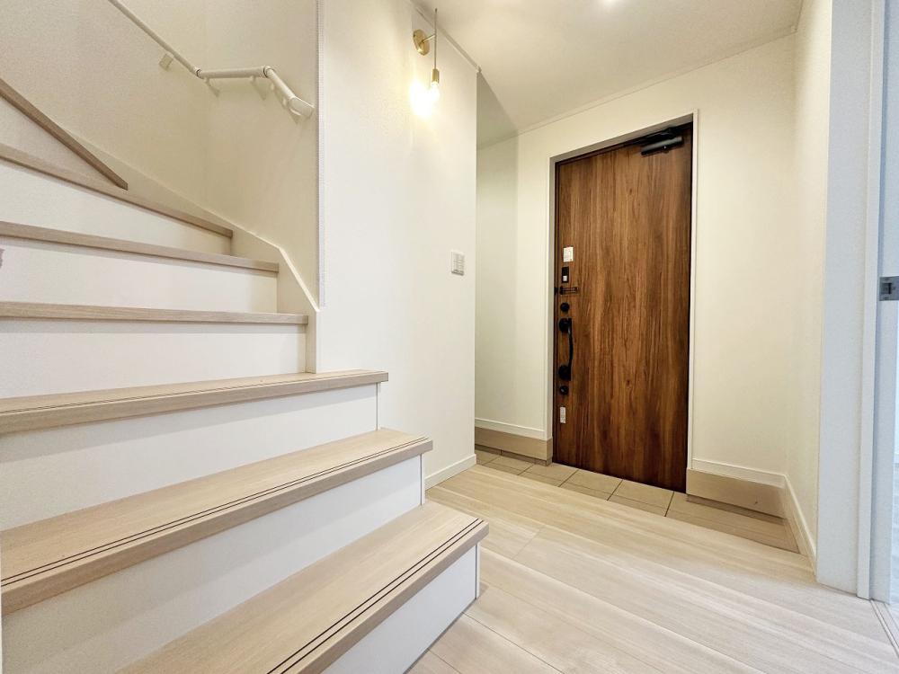 新座市 注文住宅：グレージュ×ゴールドの優しい温もりと上品な家