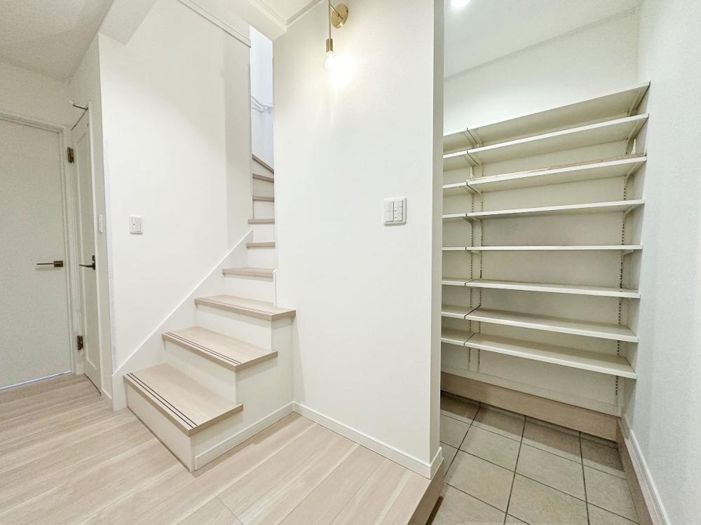 新座市 注文住宅：グレージュ×ゴールドの優しい温もりと上品な家