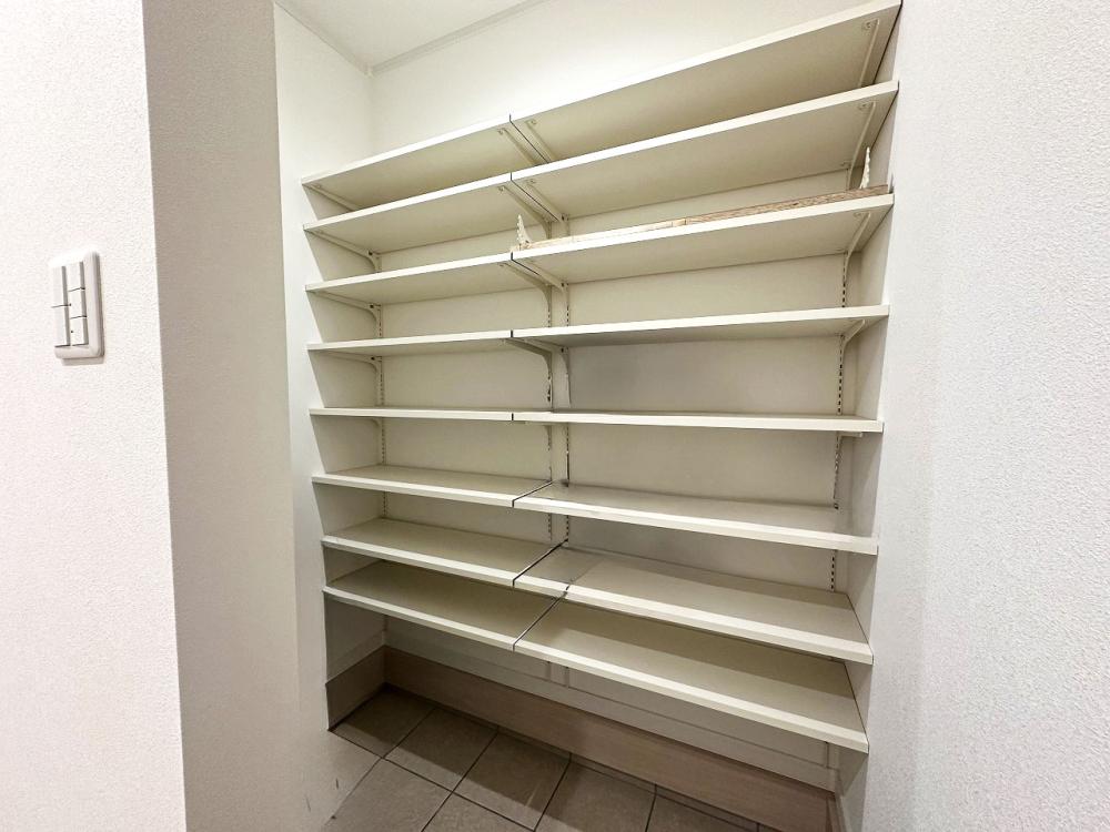 新座市 注文住宅：グレージュ×ゴールドの優しい温もりと上品な家