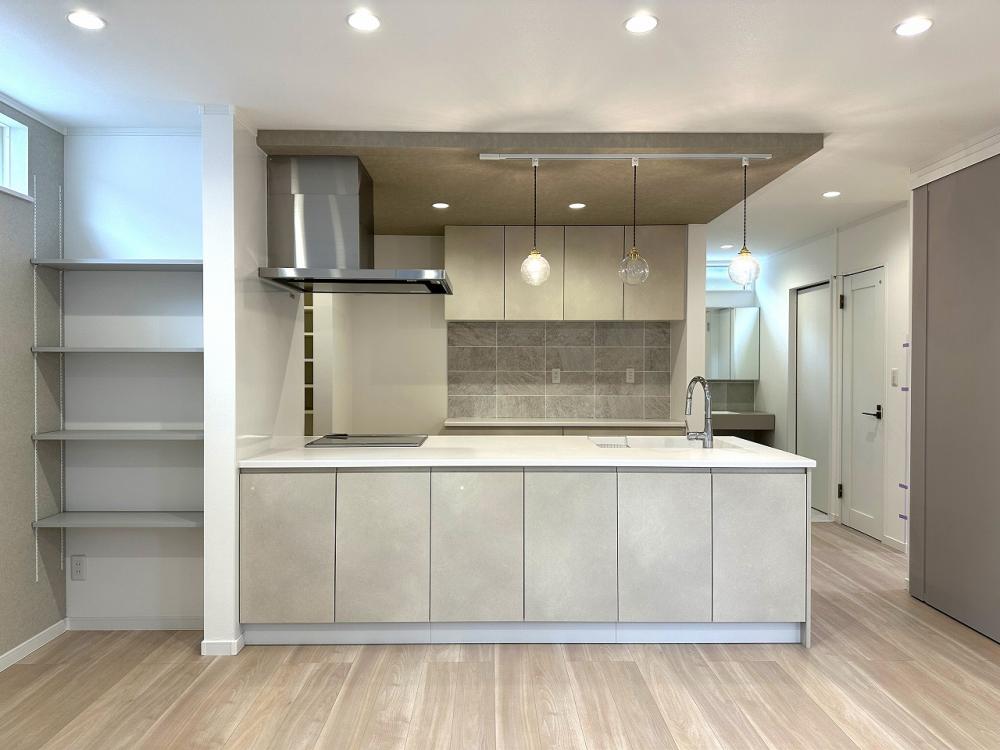 新座市 注文住宅：グレージュ×ゴールドの優しい温もりと上品な家